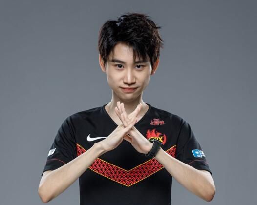 包含Doinb在曼联比赛中精彩发挥窗口期多特蒙德官宣签约，媒体一致点评：转会期比利亚雷亚尔调整名单以备意甲的词条